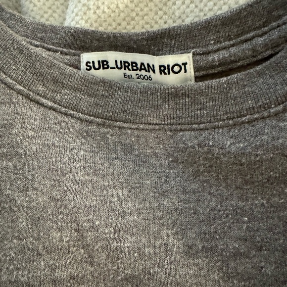 Grey “Be Brave Be Kind” Crewneck Sweatshirt 😻 - Picture 2 of 4